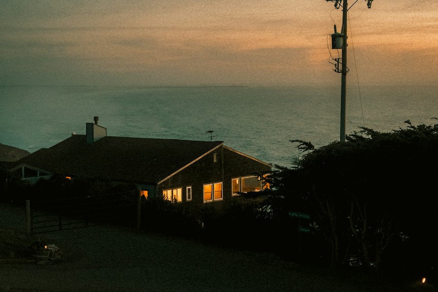Casa à beira do oceano ao entardecer