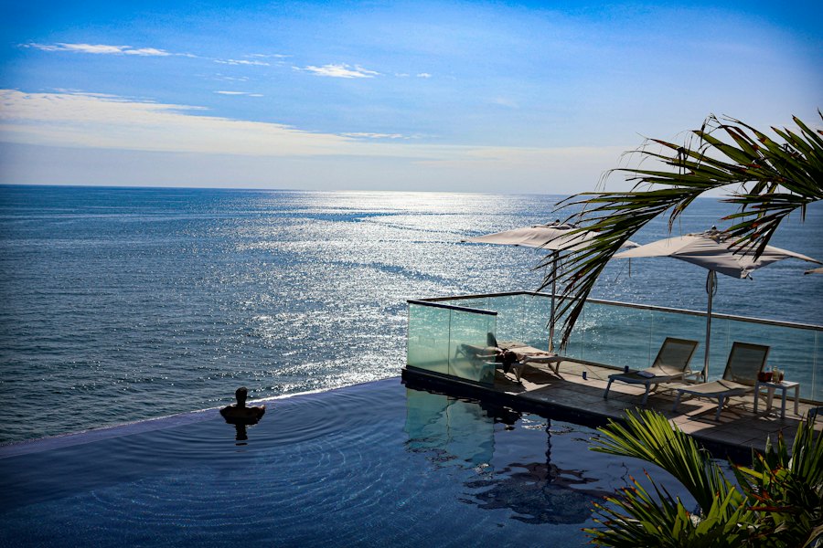 Piscina de borda infinita diante do oceano