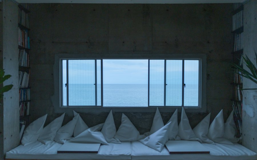 Sala com janela panorâmica para o mar